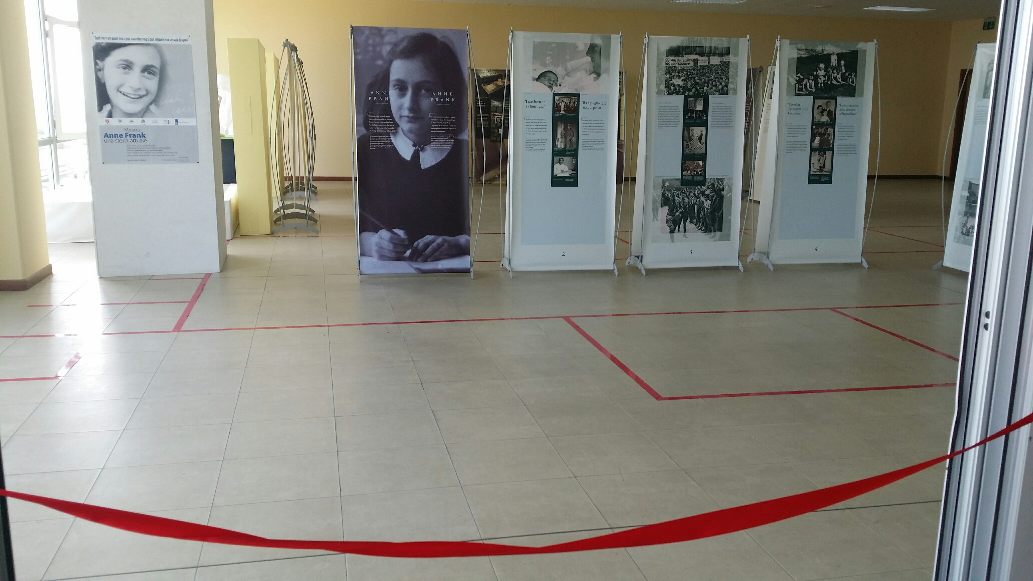 Reizende tenetoonstelling Anne Frank in het Liceo Artistico Termoli